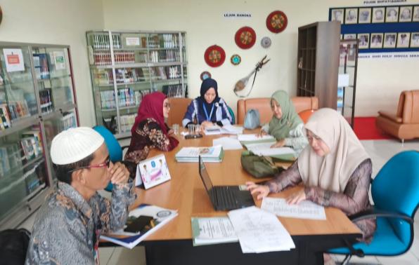 Para asesor sedang mengkoreksi komponen akreditasi